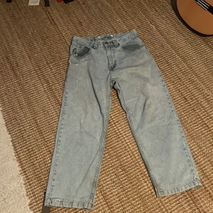 PolarCo 93 - Ganska slitna! Ena fickan fungerar inte och där nere är dom också slitna! Skriv om ni vill ha fler bilder så fixar jag det! 