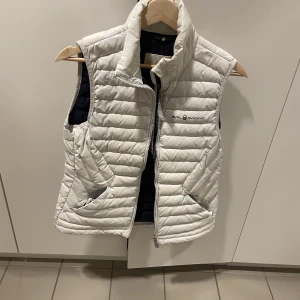 Väst perfekt till våren - Säljer nu min vita väst från sail racing som är perfekt att ha på t ex våren över en tröja! Den är i superbra skick och väldigt fin 🥰 90 kr + frakt superbra pris och passar båda S och M beroende på hur man vill att den ska sitta.