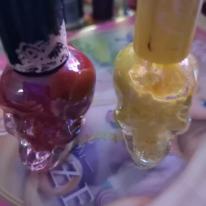 Nagellack 2 st me döskallar på - 2 st nagellack med döskallar på