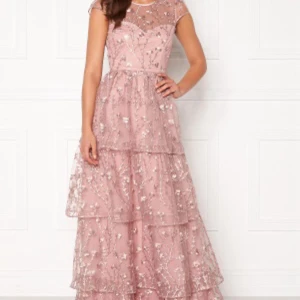 Balklänning - As söt och snygg rosa balklänning i storlek 36 från Alexandra Nilssons kollektion med bubbleroom.  Inköpt förra året. Oanvänd med lapparna kvar. Nypris 1299kr. Köparen står för frakt. Priset kan diskuteras.