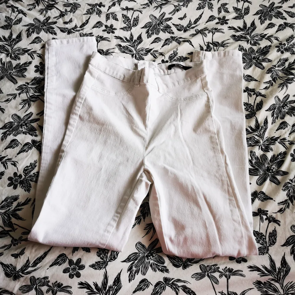 White pants from Bik Bok. Size 34. Very few times used. . Jeans & Byxor.