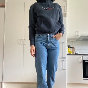 Suspicious Antwerp Hoodie Navy Red XS - Hoodie från märket Suspicious Antwerp köpt 2019. Säljs då den inte används ofta, dock en jättefin hoodie. Mycket mjukt tyg och fint sydd logga. Lite oversized. Kan fixa fler bilder vid intresse! Pris är exklusive frakt 🍂