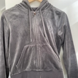 jucy couture  - Säljer nu min super mysiga överdel från mitt jucy couture set på grund av att den är för stor så därför används den inte längre. Använd fåtal gånger. Storlek M. Frak ingår i detta pris. Köpt vinter 2021. 
