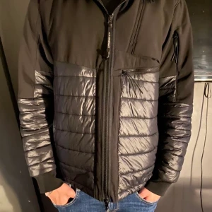 C.P company jacka - Säljer CP company jacka storlek 54 Nypris pris 4000kr Skick 7/10 Köparen står för frakten