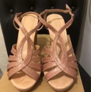 Festliga klackskor - Endast använda en gång på ett bröllop. Storlek 39 superbra skick!! Ordinarie pris är 600 kr. Fraktkostnaden är preliminär, beror på hur stort paket som behövs. 