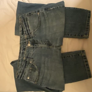 Lågmidjade jeans  - Säljer dessa snygga lågmidjade jeansen som jag köpt secondhand i sommar men aldrig kommit till användning. Skulle säga att dem sitter rätt så straight men ändå lite bootcut❤️står ingen storlek i tyvärr men skulle säga att dem passar en storlek S ungefär❤️ 