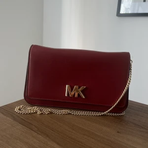 Micheal Kors väska  - Snygg vinröd Michael Kors väska med guldiga detaljer.  