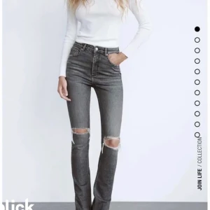 Jeans med slits - Säljer de här jättefina jeansen med slit från zara. Aldrig använda, endast testade så är i nyskick. Köpta för ungefär 359 kr o säljer för 200 kr. Det är lite ljusare än vad de är på bilden. Postar ej spårbart. Skriv vid frågor eller intresse ❤️