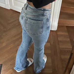 Lågmidjade bootcut jeans - Flare/bootcut jeans i storlek 36 från zara. Tyvär har två hylsor spruckit. Därav priset 