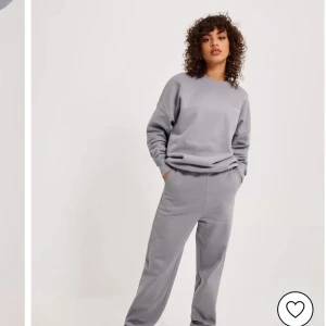 Nicki studios set  - Säljer mitt nicki studios set. Aldrig använt. Storlek XS. Tröjan är köpt för 1099kr och byxorna för 999kr