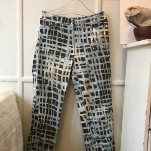 Bandolera byxor - Härliga byxor i roligt mönster! Står storlek 40 men passar mig 38. 