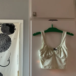 Topp - En topp från hm som inte kommit till användning. Har ett stretchigt material❤️ köpt för 150kr Pris kan diskuteras! 