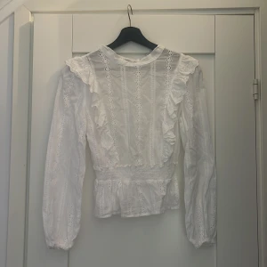 Eight Paris stl S - Jättefin vit blus med öppen rygg. Passar perfekt till en middag med kostymbyxor eller som en långärmad fest-topp nu till vintern.