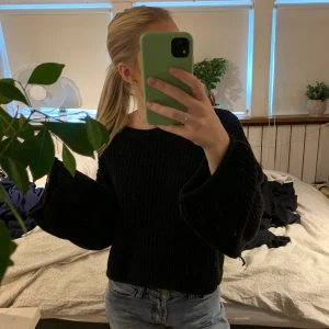 Stickad tröja från nakd med vid arm - Svart stickad tröja från NAKD med vida stora armar, super gullig och mysig 💓skriv för fler bilder 