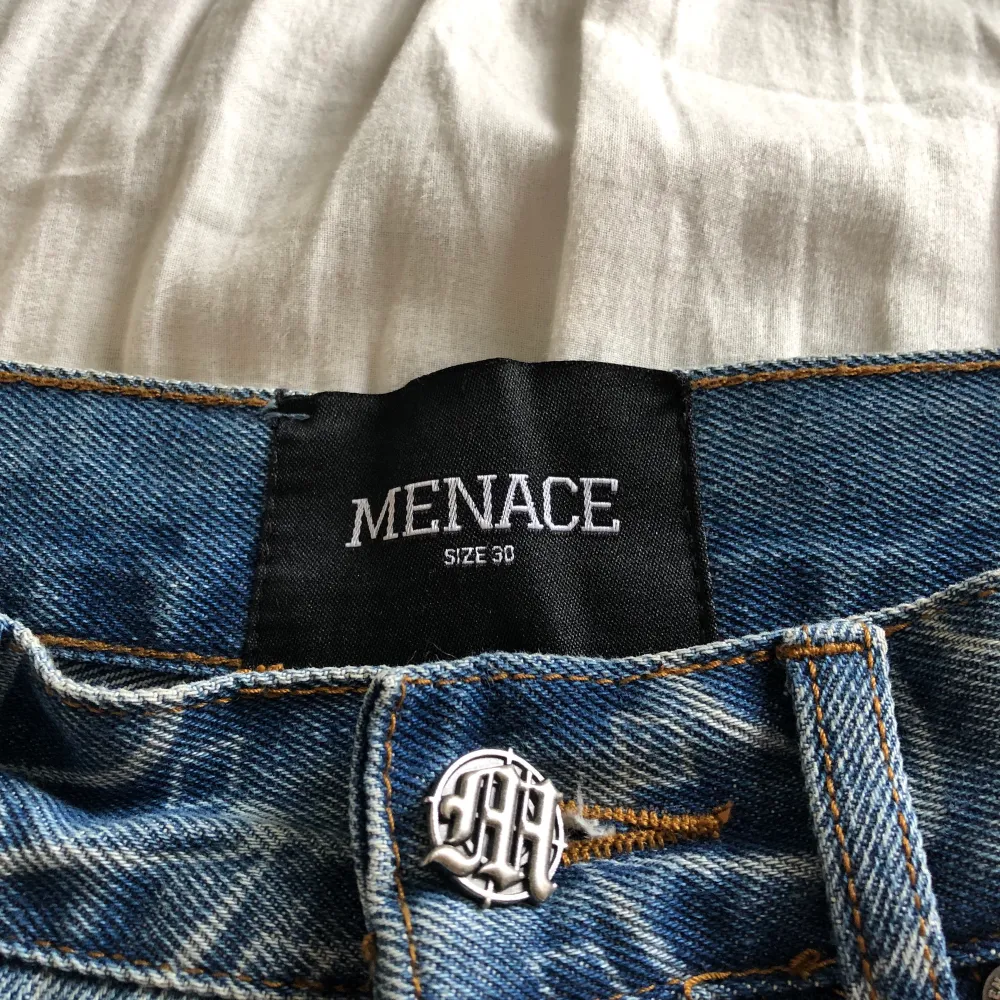 MENACE LOS ANGELES jeans. Helt nya, aldrig använda. Storlek 30. Säljes för 1200kr! . Jeans & Byxor.