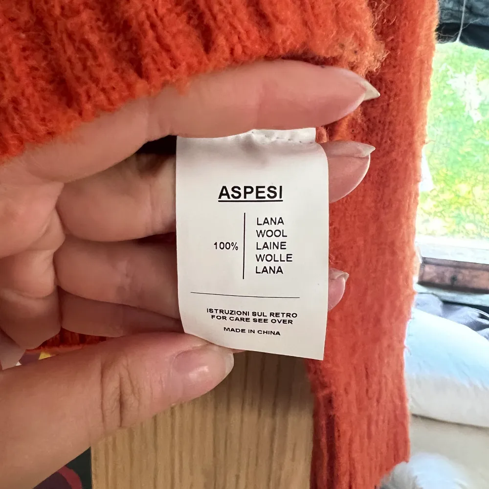 Orange Aspesi stickad tröja/knitwear. Köpt för drygt 2 år sen  Ordinarie pris: 2000kr  Säljer för 1000kr Inga skador . Stickat.