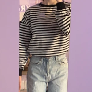 Super snygg randig tröja! - Skönt material ,randig. Använd 1 gång o nu ligger den endast i garderoben tyvärr 