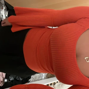 Ribbad orange topp  - Ribbad orange topp från bikbok med ballong/volang armar. Använd ett få antal gånger men i nytt skick.