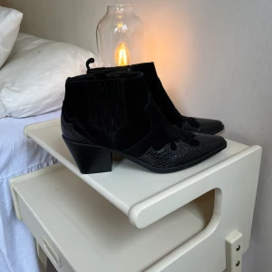 Boots zara  - Säljer ett par boots från zara, använda 1 gång så dem är i bra skick! 