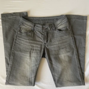 Lågmidjade gråa jeans - Säljer dessa lågmidjade jeans från vila eftersom de inte kommer till användning💞innerbenslängd: ca 81cm, midjemått: ca 75cm