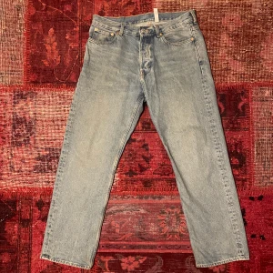 Weekday jeans - Tvär feta ljus blåa jeans från Weekday dom är i perfekt kondition och knappt andvända, passformen är space och dom är otroligt lätt styleade (skriv för mer info!!)