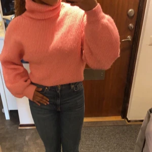 Stickad tröja - Stickad halvcroppad tröja från Monki, köptes förra året men använd ett fåtal gånger Pris går att diskutera <3