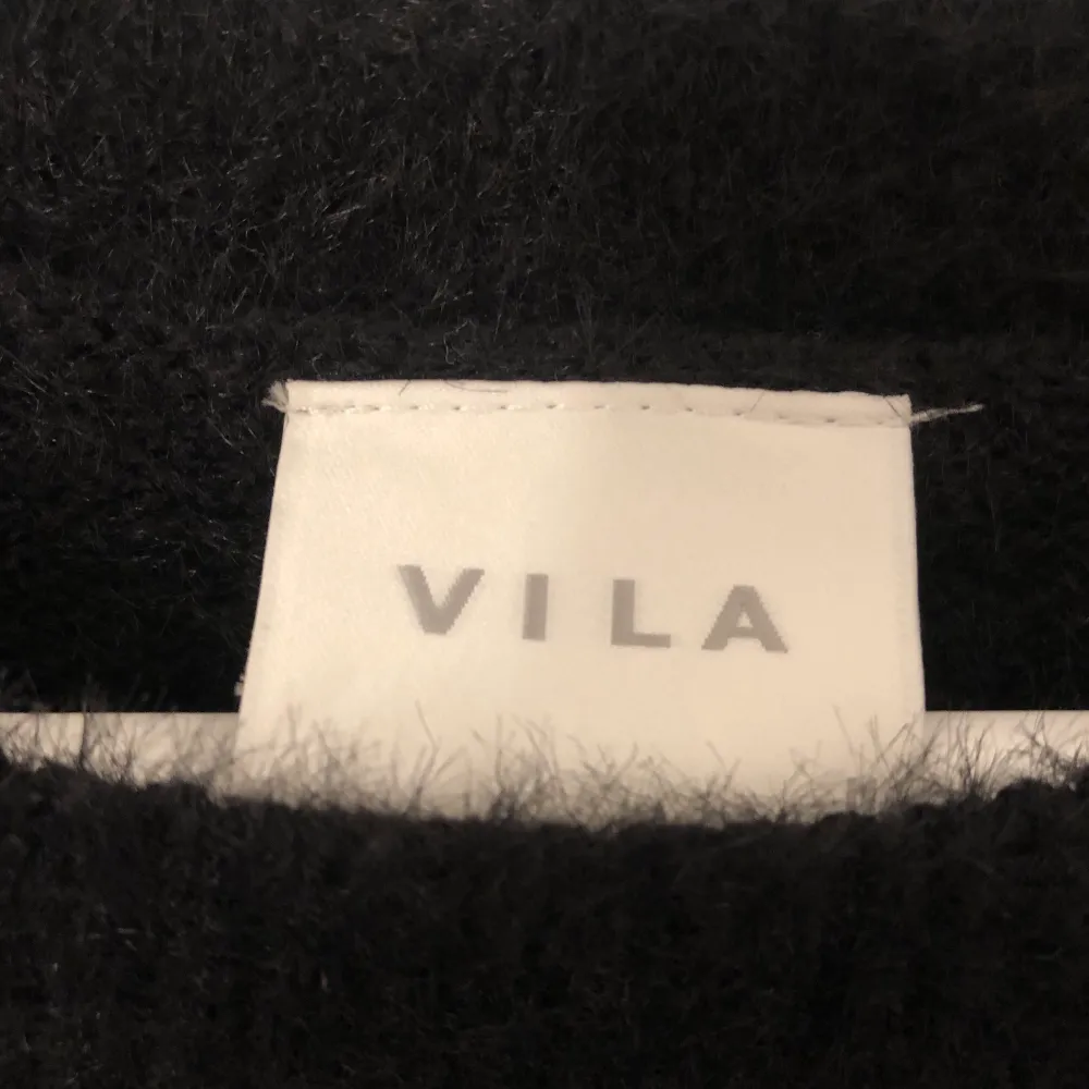 superfin svart stickad kortärmad tröja från Vila, aldrig använd, köpt för 250kr🤍Köparen står för frakten<33. Stickat.