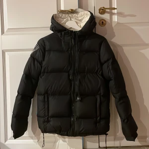 D brand jacka - Säljer denna vinterjacka i strl S från d brand. Har inga särskilda fel och ser i princip ut som ny!! Säljer för 400 kr exslusive frakten. Skriv privat om du är intresserad❤️❤️