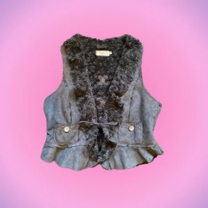 Pälsväst Cream - Säljer denna söta västen med päls i💞 Köpt secondhand men har själv bara använt 1-2 ggr och är i bra skick! Sitter bra på mig som oftast bär S men också M! Jättemysig och snygg med fina mönster på ryggen. Hör av er vid intresse💞💞