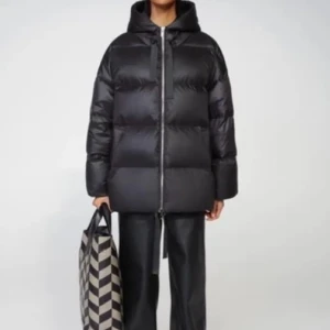 Jacka stand studio - Säljer denna SLUTSÅLDA! skitsnygga puffer jacka i nyskick från Stand Studios i storlek Xs-M. Snyggaste jackan jag ägt. Kvaliten är på topp. Sparsamt använd (kanske 7 gånger så finns verkligen inget att anmärka) prislapp o så fås med!  Nypris: 4500-7000kr