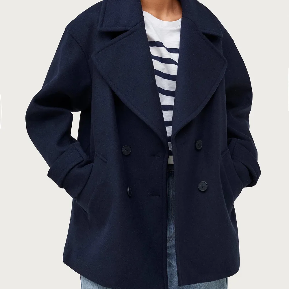 Blå kappa från Ellos. Köpt förra vintern, är i väldigt bra skick. Köparen står för frakt.  . Jackor.