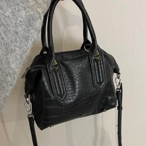 Zara väska - Säljer min supersnygga väska ifrån Zara då jag inte använder den längre! Det långa bandet går att ta av ❣️ buda från 200 exklusive frakt 