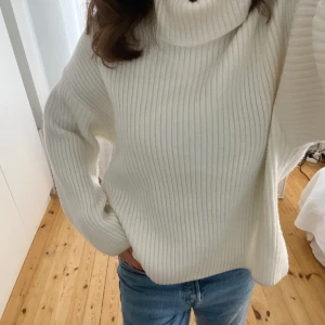 Vit stickad tröja - Säljer denna mysiga polotröja. Storlek S men är oversized i passformen. Skriv för fler bilder!😘