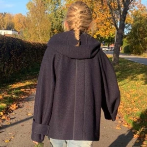 Cos kappa💓 -  Intressekoll på min cos kappa💓 köpt i vintras och är i jättebra skick!! Storlek M men passar absolut större och mindre. Jag köpte den för ca 1800kr och säljer min för 1200kr💘 tryck inte på köp direkt🙏🏼lånade bilder!