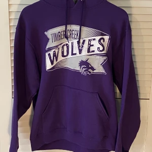 Mörklila - Tjock hoodie - Denna Hoodie är jätte bra nu inför Vintern då den är tjock och varm, jag har tyvärr inte kunnat använda den så mycket men nu är den iallafall till salu