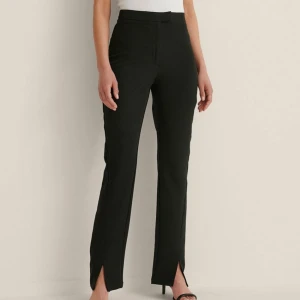 Na-kd pants - Säljer dessa kostymbyxor med slits nertill. Säljer pga för stora för mig. Passar dig som är runt 162-170cm beroende hur du vill ha dem.  Helt oanvända. Vid frågor eller fler bilder hör gärna av er:)