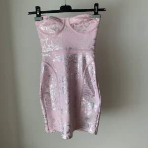 Kampanj: Köp 5 plagg för 300kr+frakt❣️Ny rosa klänning från NLY ONE storlek xsmall💗 Tryck på KÖP NU för att den ska bli din direkt🌸