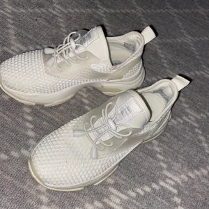 STEVE MADDEN - Säljer mina Steve madden skor pga av att dom blivit för tighta på mig. Använd 3 gånger bara helt nya annars 