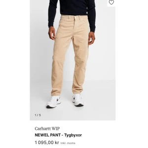 Beiga manchesterbyxor från Carhartt - Carhartt WIP newel pant. Storlek 31.  Tvättade 3 gånger och i bra skick!  Säljer åt min pojkvän på bilden som är 186 cm lång. Säljes enligt skick på bilderna!  Nypris 1 095 kr. Hämtas hos mig i Göteborg eller skickas mot att köparen betalar frakt.