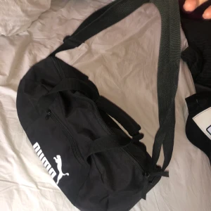 Puma väska - En fin puma bag som passar perfekt att ha med till gymmet eller skolan osv. 