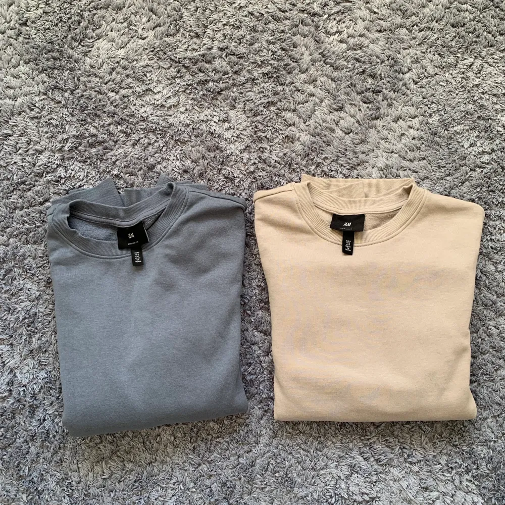 Säljer dessa två tröjor från H&M för 100kr, då dom inte används längre. 40 kr styck, knappt använda!  Vid intresse tveka inte att kontakta 🥰. Tröjor & Koftor.