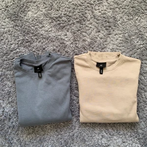 Sweatshirt  - Säljer dessa två tröjor från H&M för 100kr, då dom inte används längre. 40 kr styck, knappt använda!  Vid intresse tveka inte att kontakta 🥰