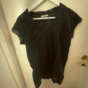 Isabel marant blus - Säljer min sjukt fina Isabel marant blus! Jättefint skick, storlek 36 men skulle säga att den passar Xs-m!❤️❤️kan tänka mig att gå ner i pris