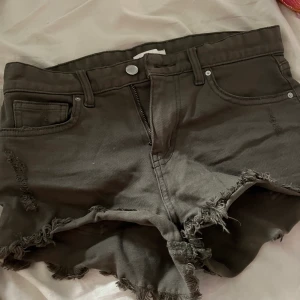 Militärfärgade shorts - Aldrig använda av mig med köpt begagnade, inga synliga slitage 