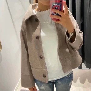 Kappahl kappa - Säljer min slutsålda kappa rån Kappahl i storlek xs! Första bilden är lånad andra är inte. frakta eller mötas upp på Östermalm 