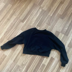 Sweatshirts 80kr/st - Sweatshirt från Pull&Bear i fint skick. Priset är diskuterbart. 