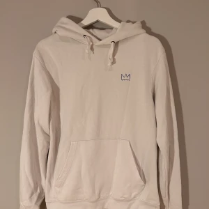 Hov1 merch - Hov1 merch från deras tour 2019! Broderad logga fram och tryck bak ”around the world tour”. Trycket är något slitet men fortfarande fint skick!