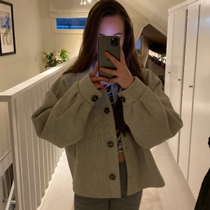 Kort kappa - En helt ny kappa från NA-KD i storlek 36