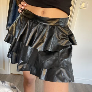 Skinnkjol  - Säljer denna skinnkjolen från ”Rut&Circle”. Den är använd Max 5 gånger därav jättebra skick. Köpt för ungefär 500kr men säljer för 150, kan även gå ner i pris! Hör av er vid frågor💕 köparen står för frakten 54kr.