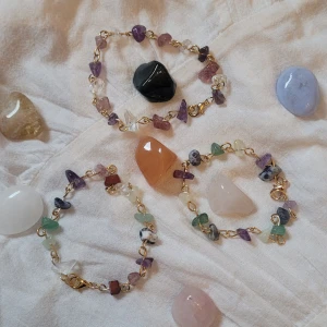 Kristallarmband  -  Designa din egen! Kristaller som finns är: Jasper, Amethist, Bergskristall, aventurin, Prehnit, sodalit och rosa turmalin. Frakten är 13 kr